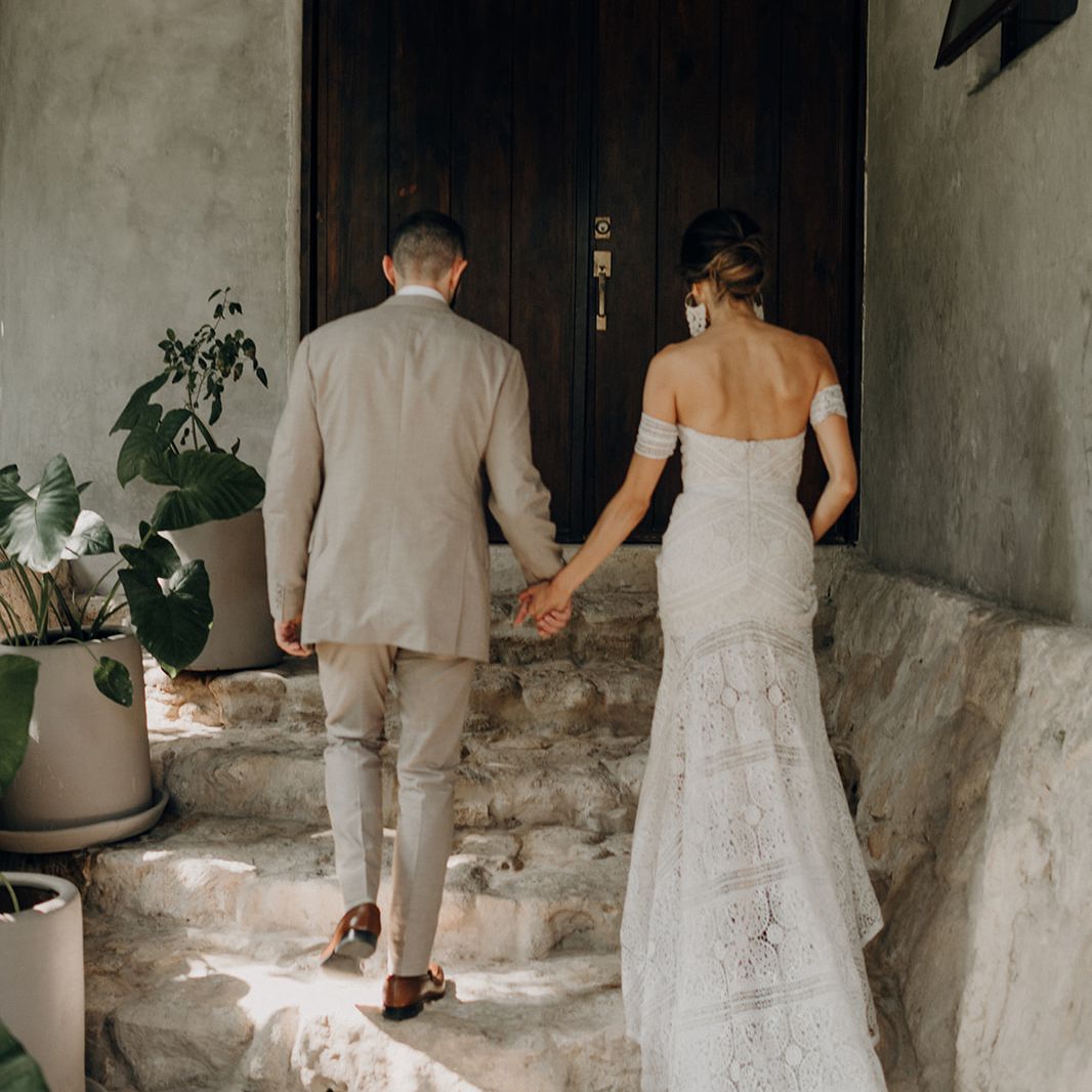 新娘和新郎手牵着手