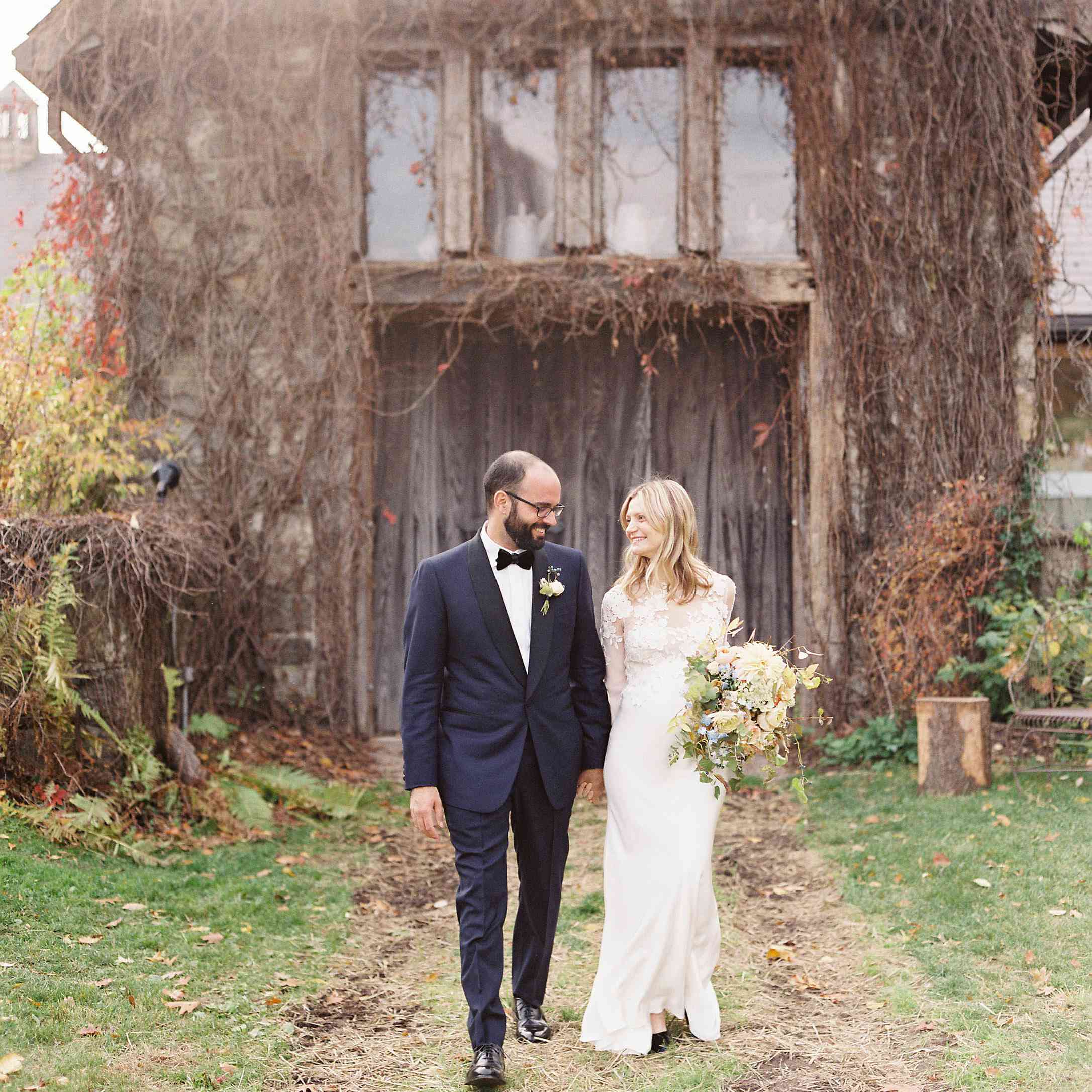 <p新娘和新郎在谷仓外<p>