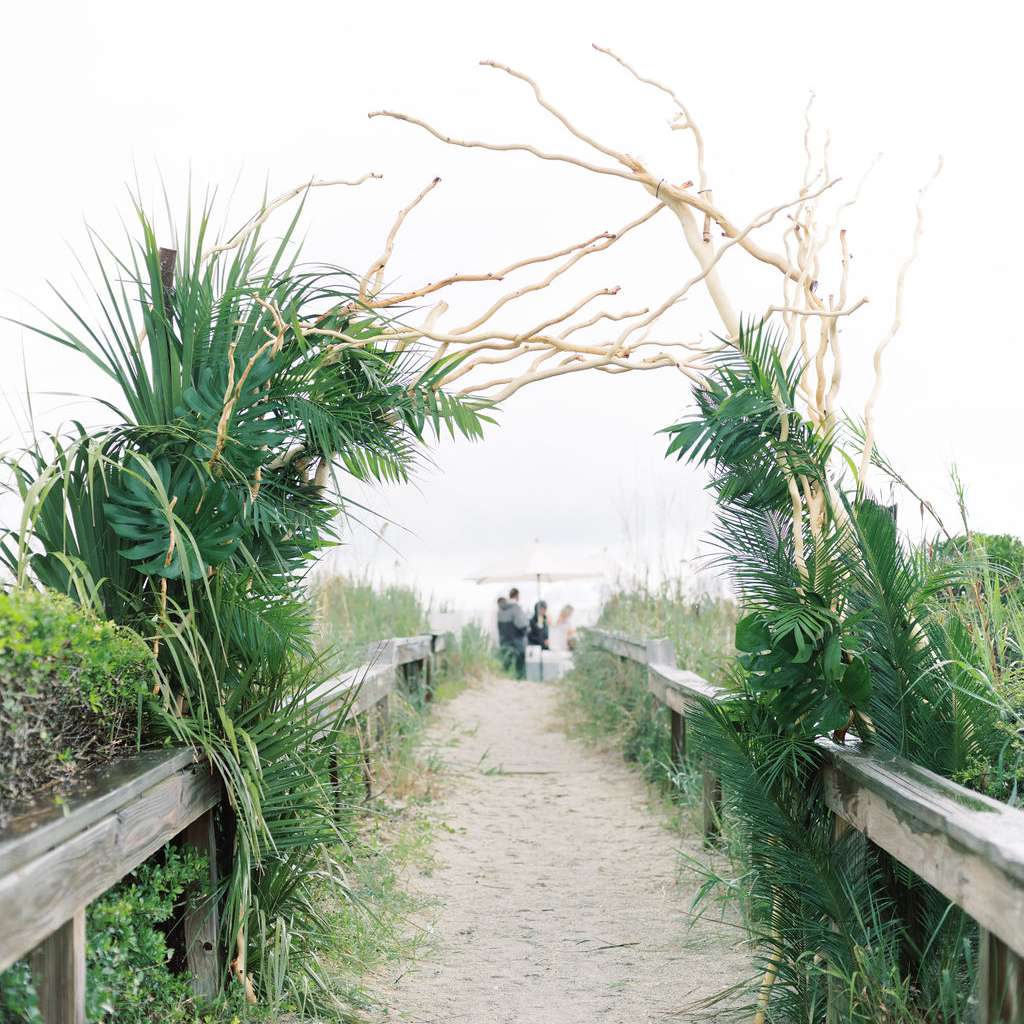 通往海滩”class=