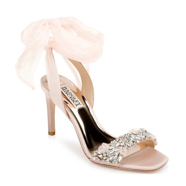 带着珠宝和薄纱的腮红凉鞋