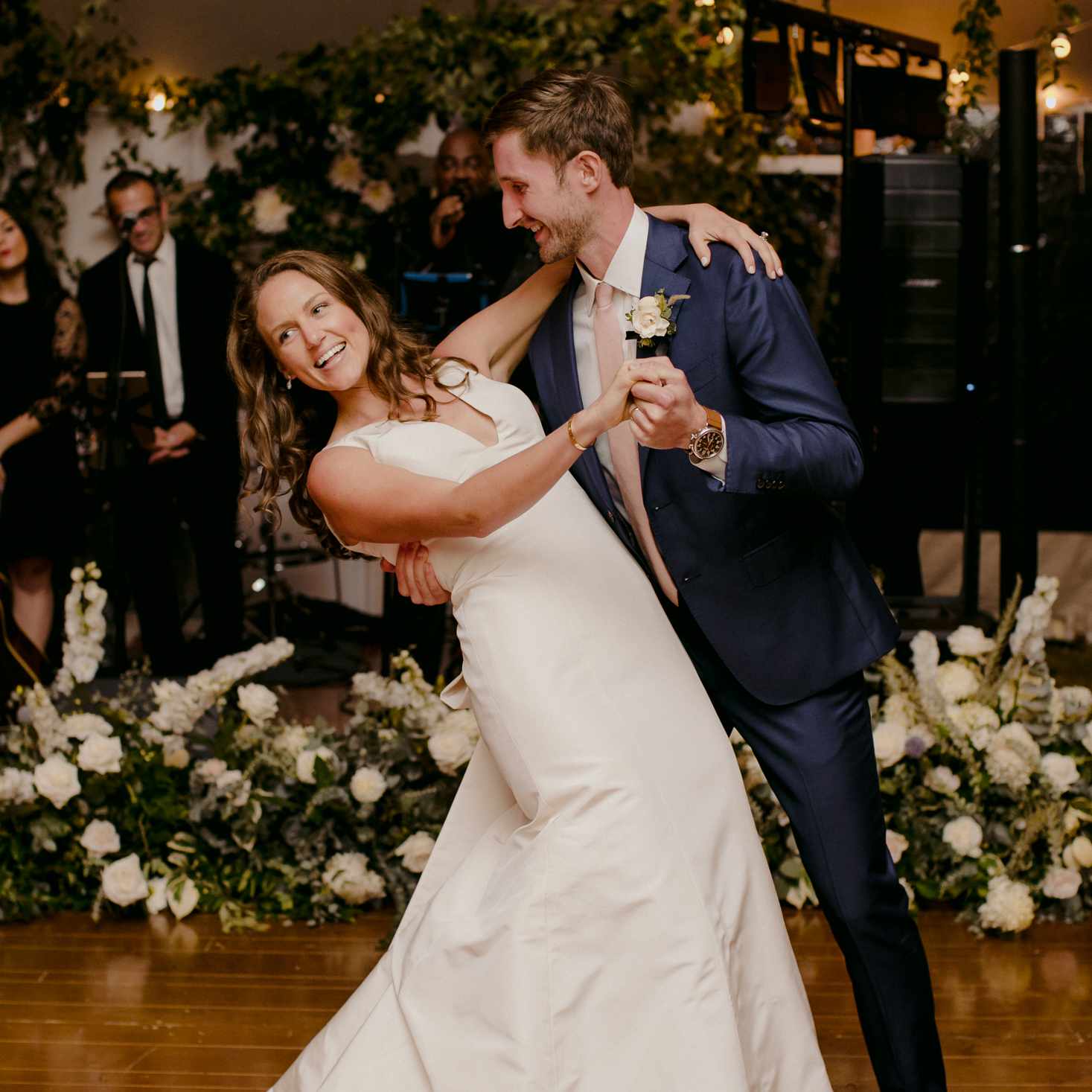 马萨诸塞州乡村婚礼，新娘和新郎跳舞