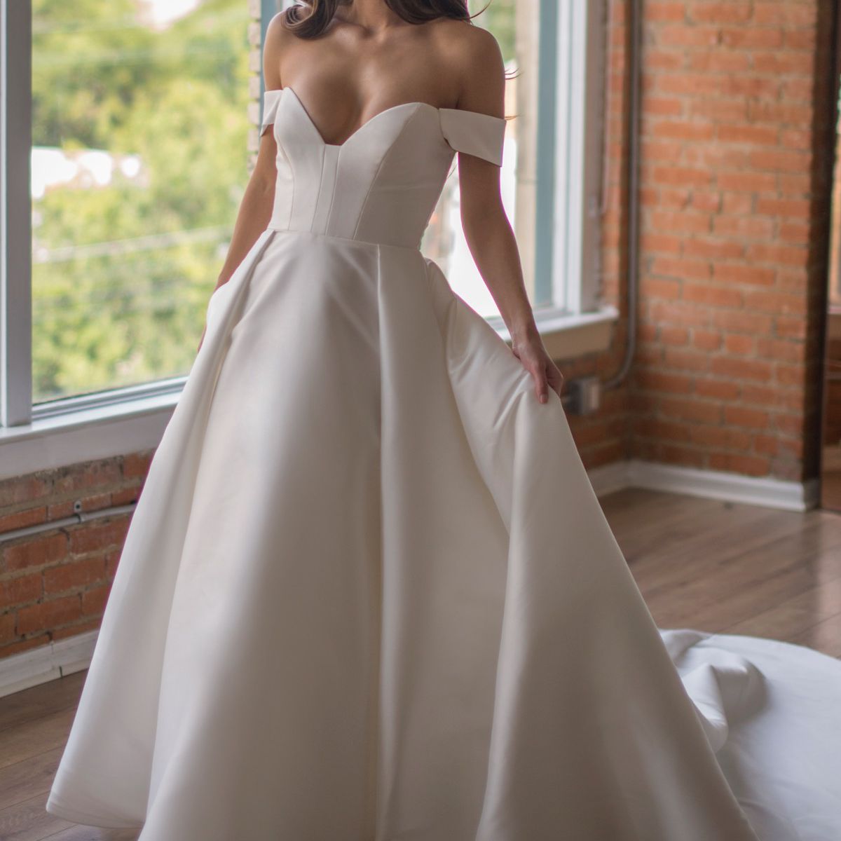 Mikado Ballgown中的模型，带有深深的甜心领口和肩袖