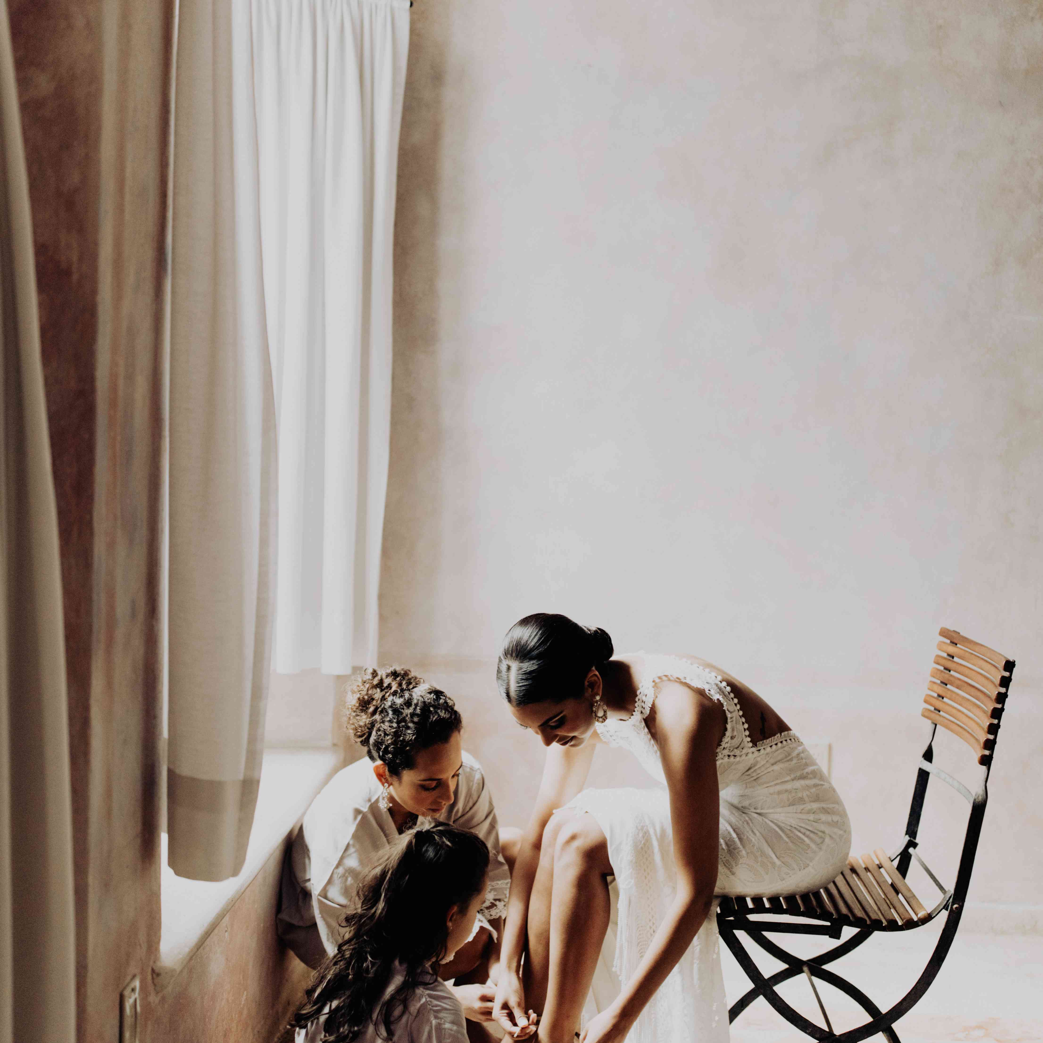 新娘穿上她的鞋子