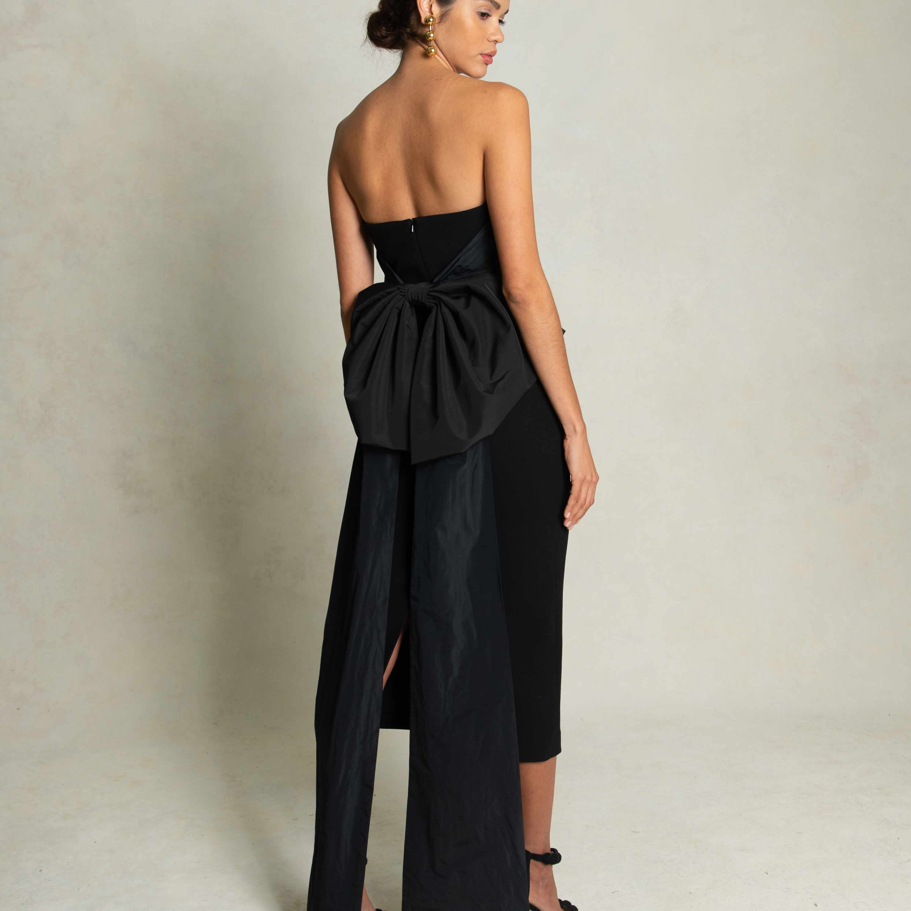 甜蜜无肩带midi穿着黑色