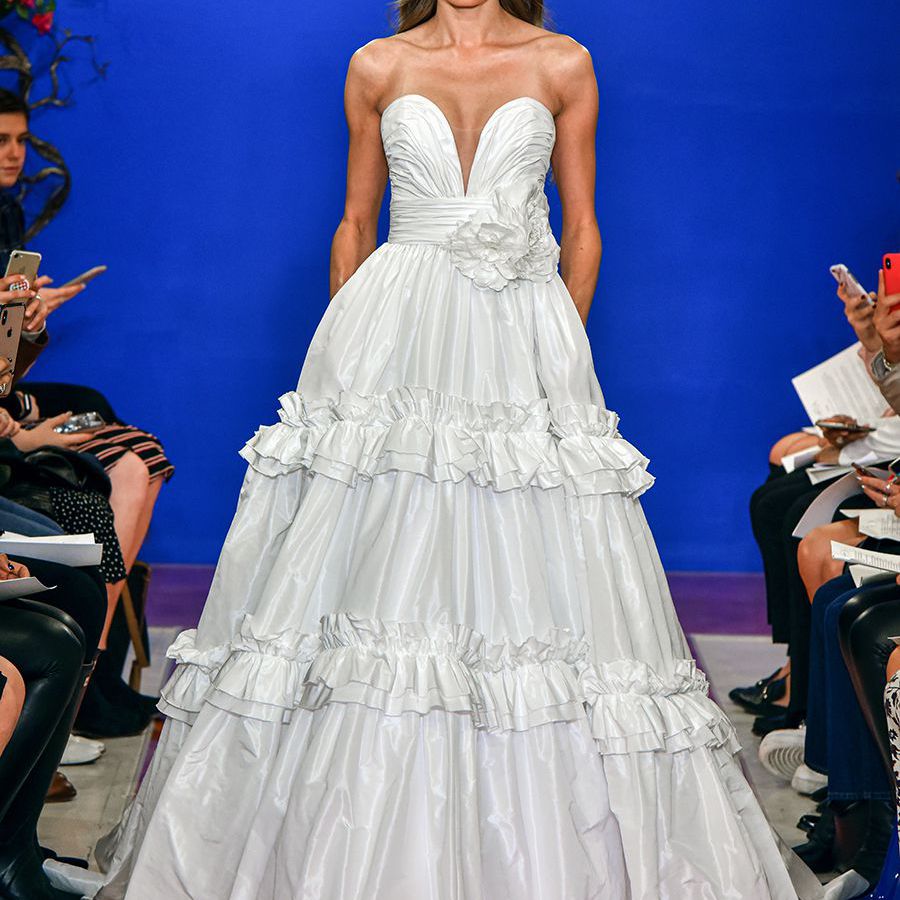 跑道模型走在无肩带降落伞的真丝塔夫绸舞会礼服与分层的花边裙