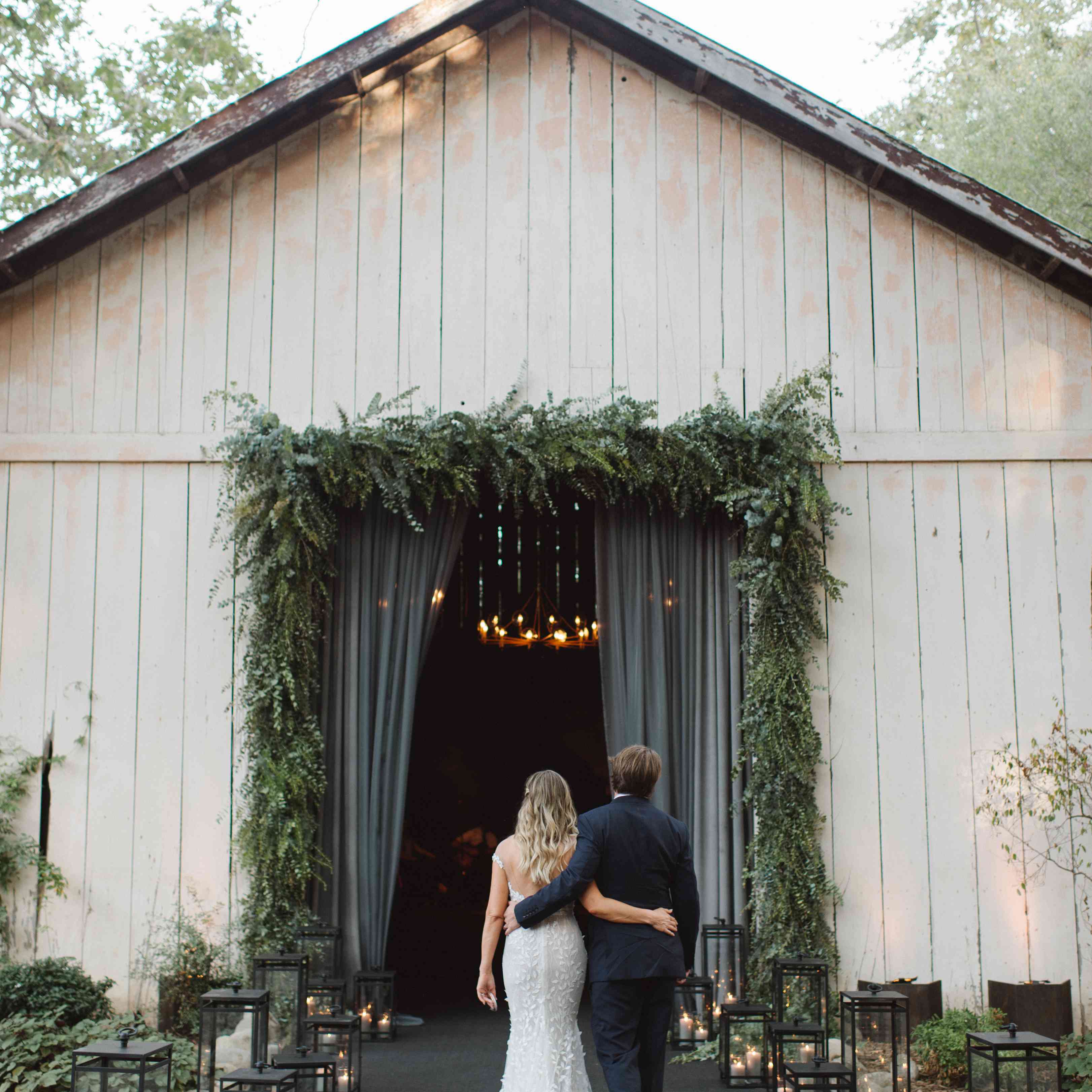 新郎新娘走进谷仓