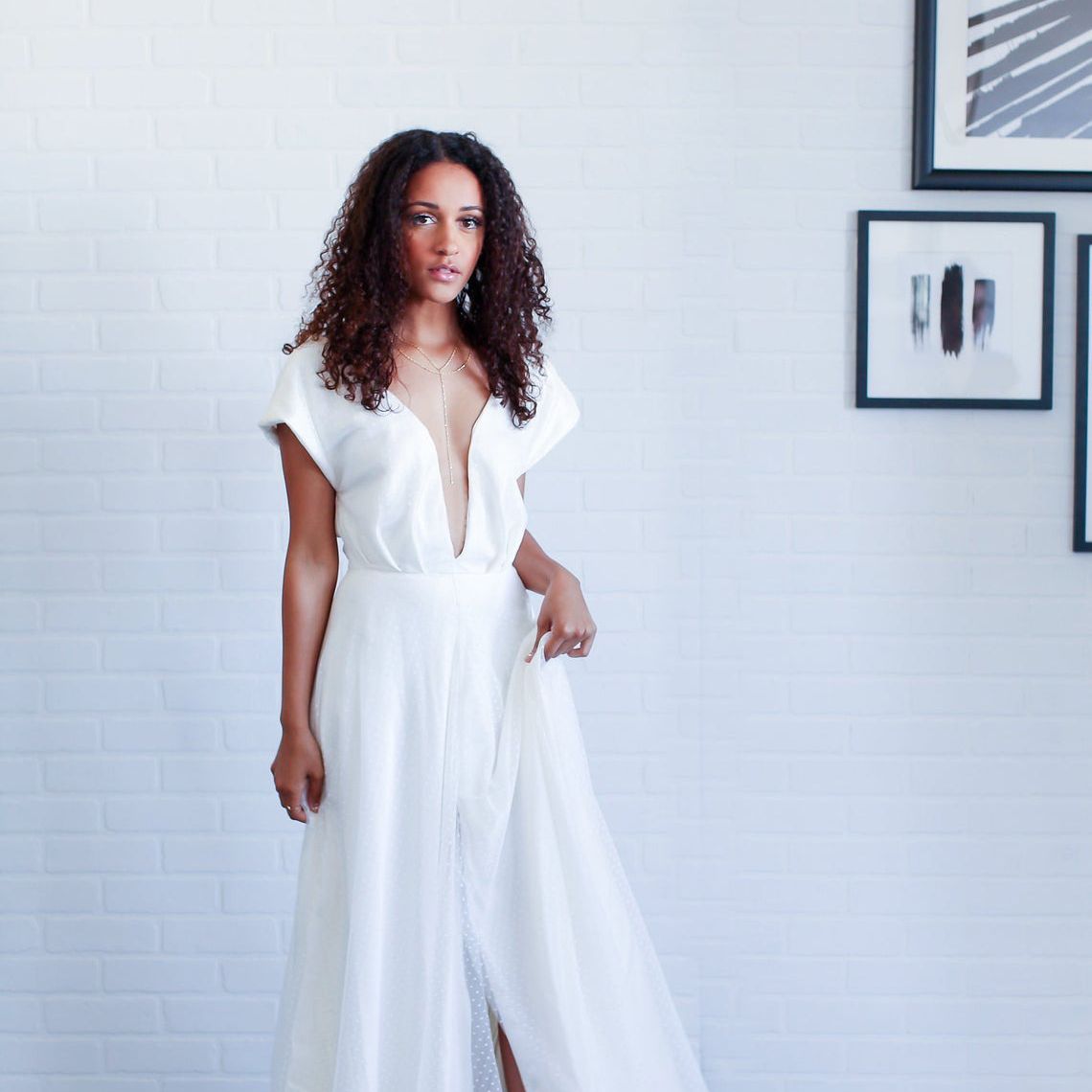 白炽灯新娘颈部暴跌flowy婚纱在瑞士点