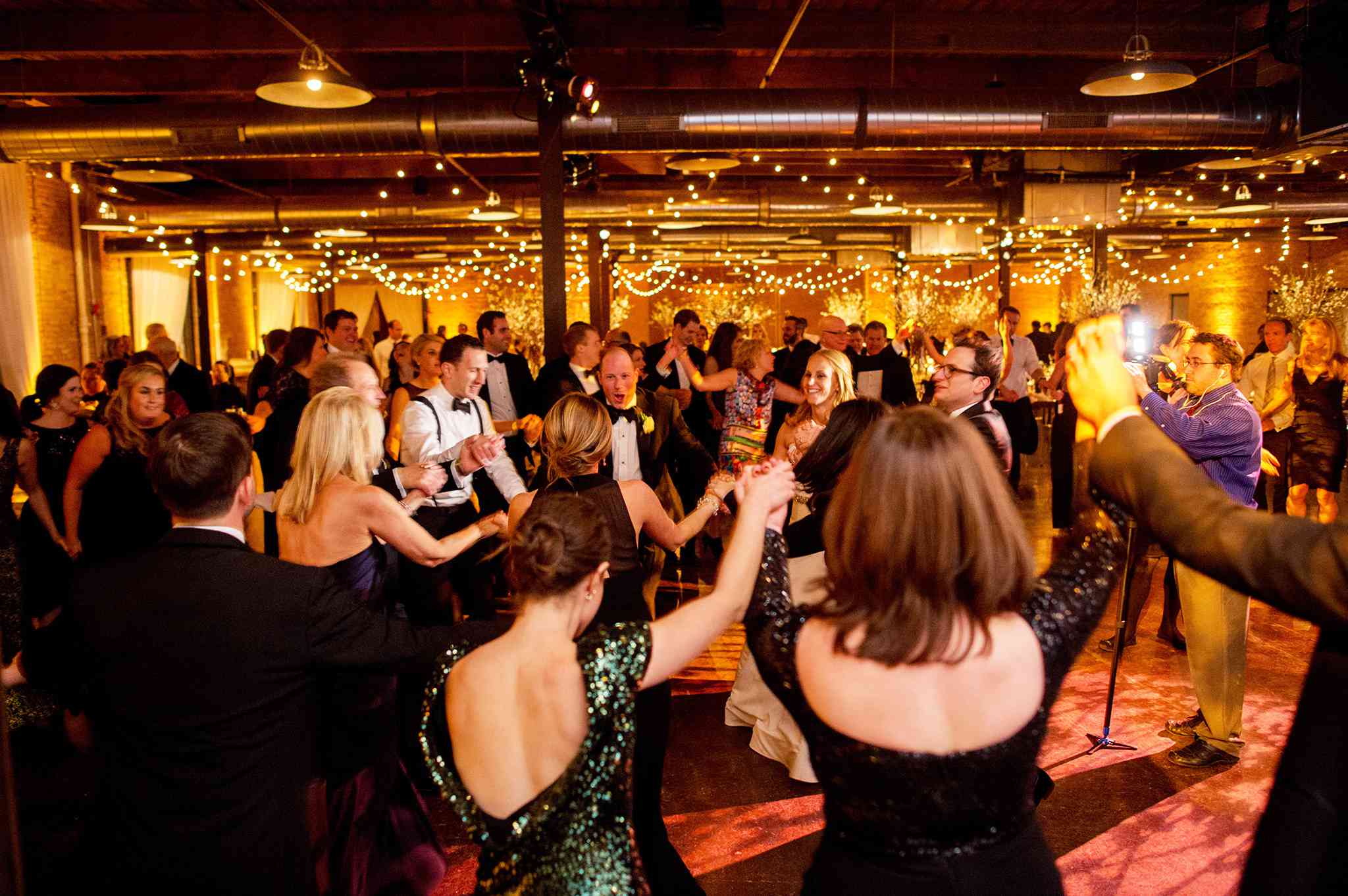 婚礼宾客在招待会上跳舞