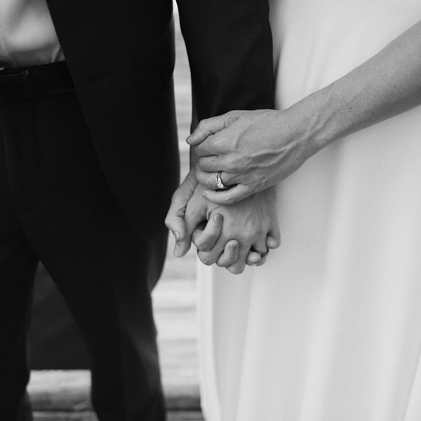 握手的新娘和新郎