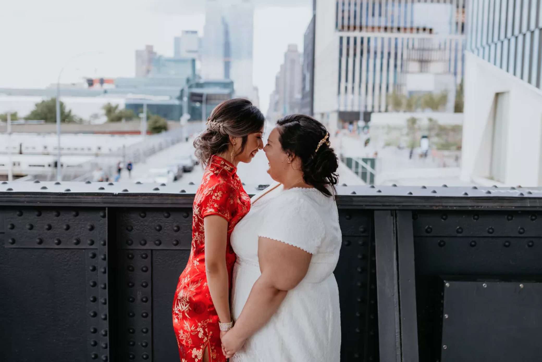 新娘手牵手站在高架上