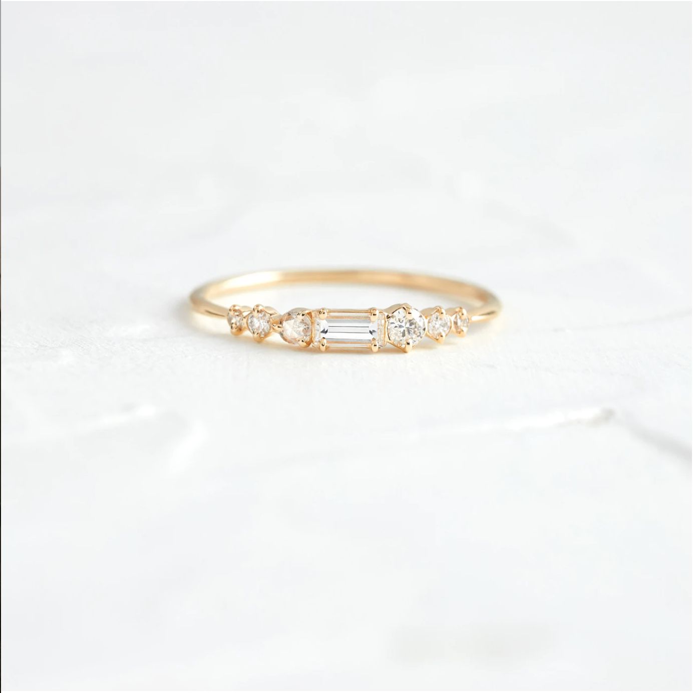 白色背景上的钻石戒指