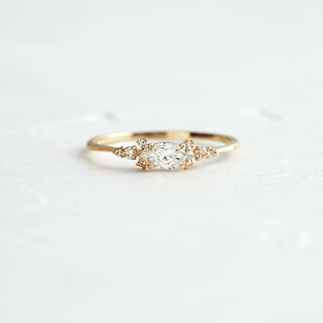 白色背景上的钻石眼环