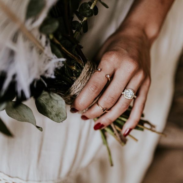 拿着花束的新娘佩带的坐垫切的金刚石订婚戒指ld乐动官网