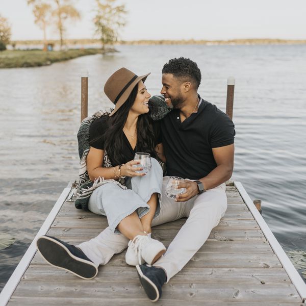 一对夫妇坐在码头上