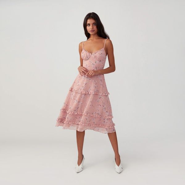 Fame和合作伙伴花卉荷叶边衣服