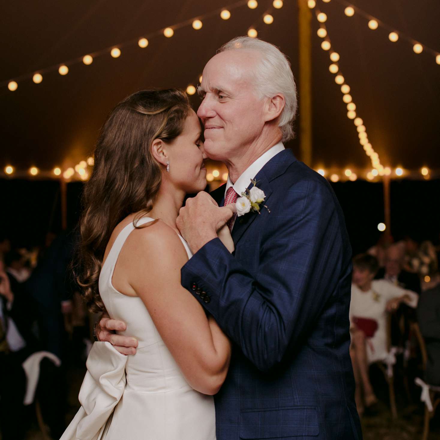 马萨诸塞州乡村婚礼，新娘和父亲跳舞