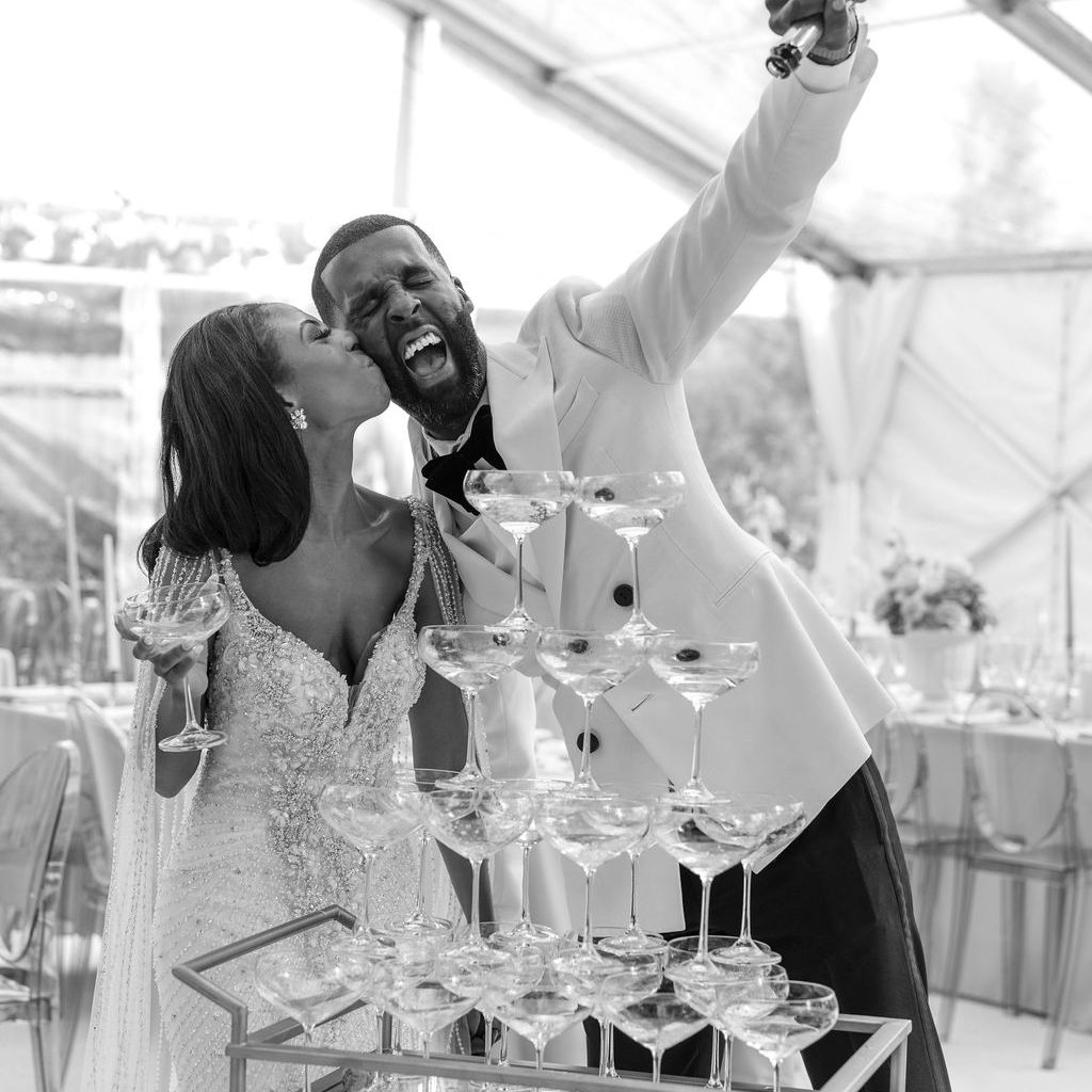 新娘和新郎用香槟塔