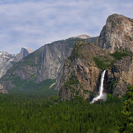 优胜美地国家ParkThey称之为“瀑布季节，”当融雪从山顶到流奔涌。我们称之为天堂。野花从破裂的岩石，草地茂盛新鲜青草，和山茱萸光闪烁的白色花朵整个地方。好处：留在公园（TENAYA小屋和阿瓦尼酒店就在那儿），你也许会看到月虹（月球虹）反射出五月午夜雾