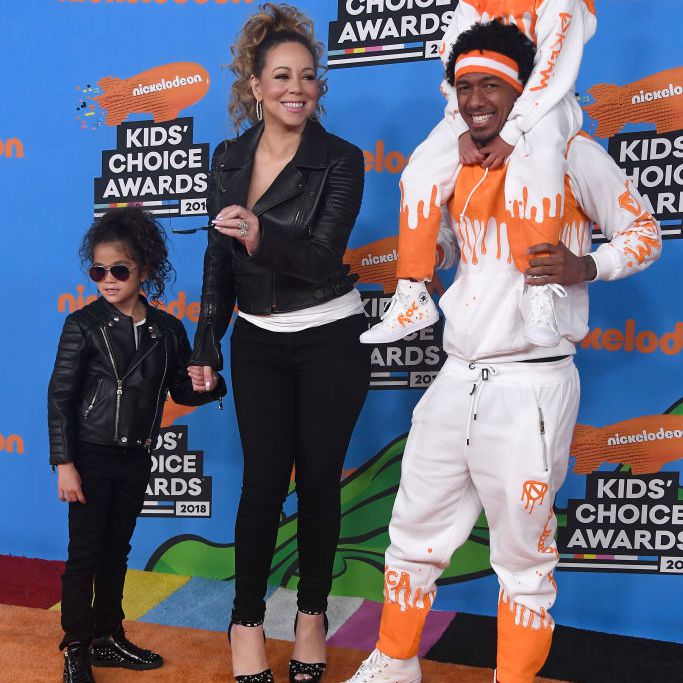 玛丽亚·凯莉和尼克·卡农穿着搭配的衣服和他们的双胞胎在儿童选择奖的橘色地毯上