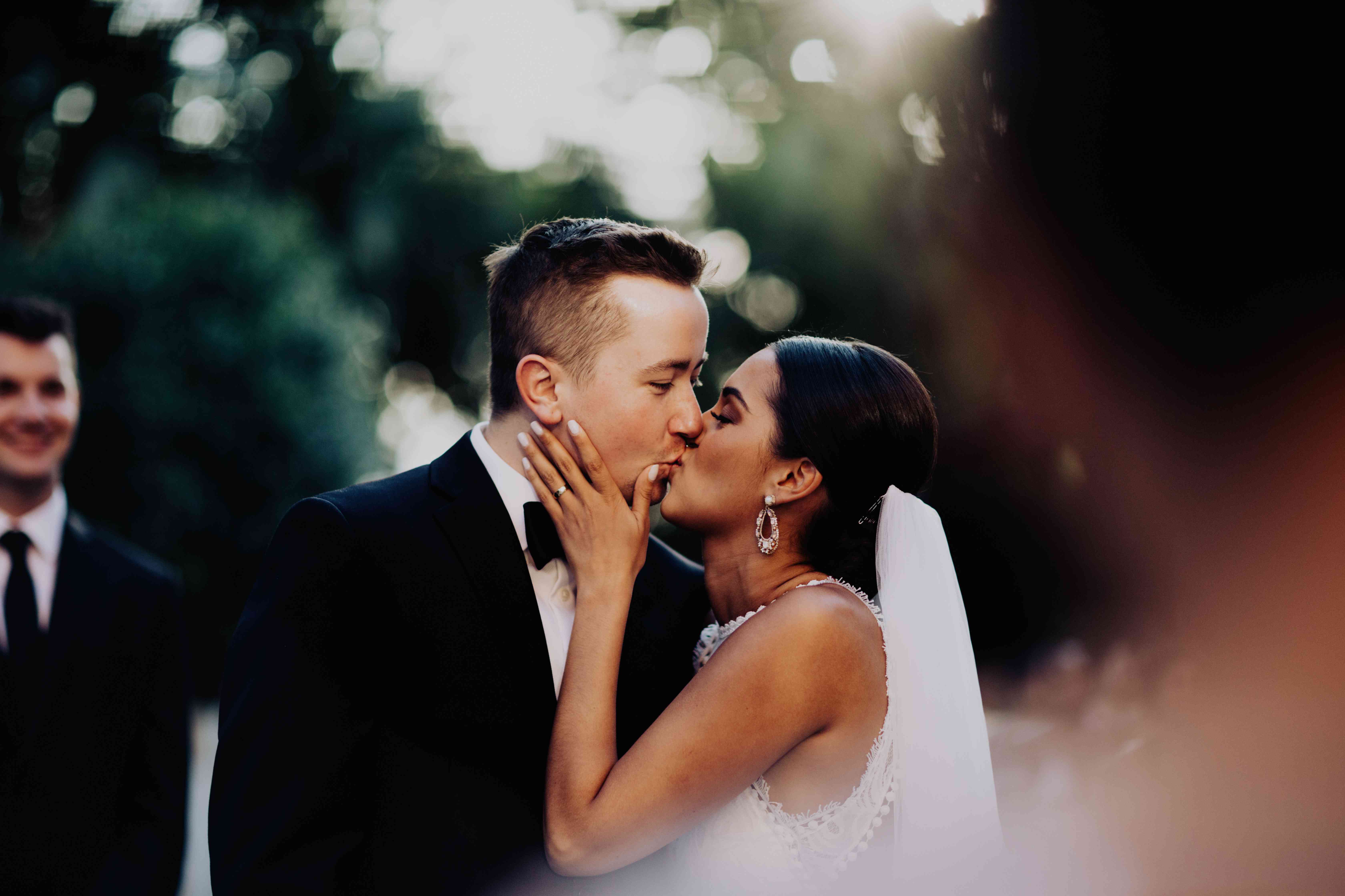 新娘和新郎接吻