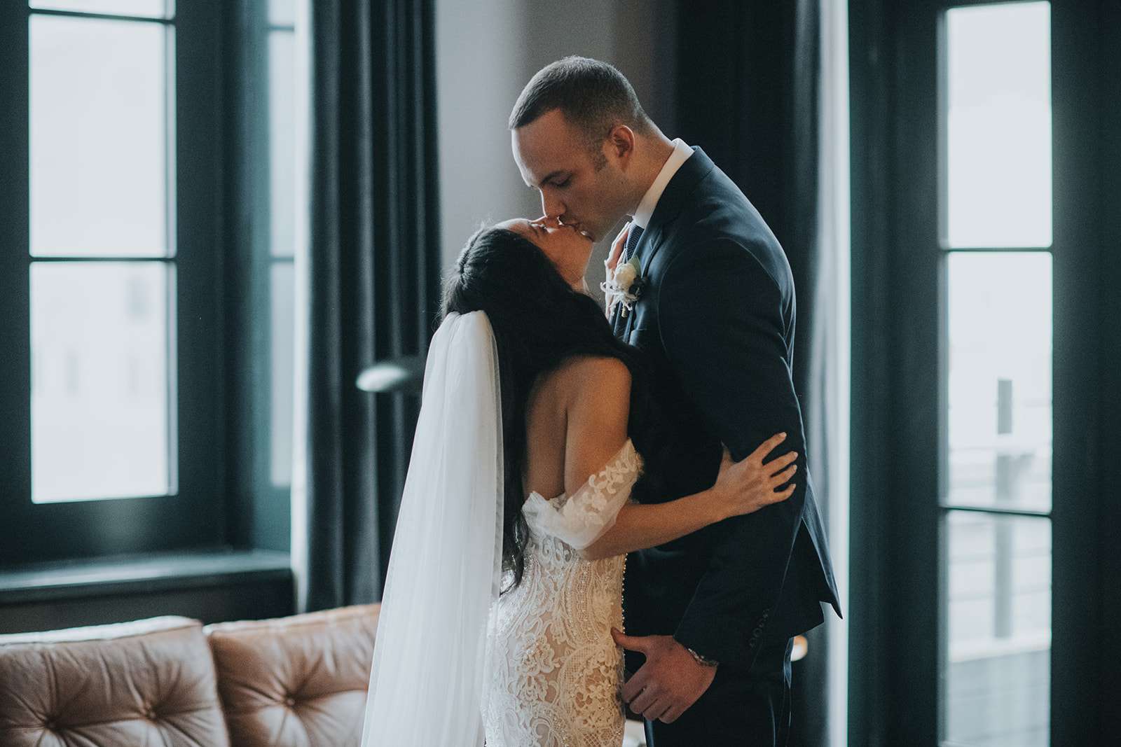 新娘和新郎kissing