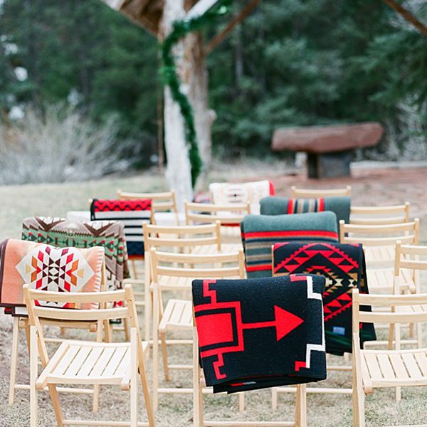 <p仪式椅上覆盖的毯子<p>