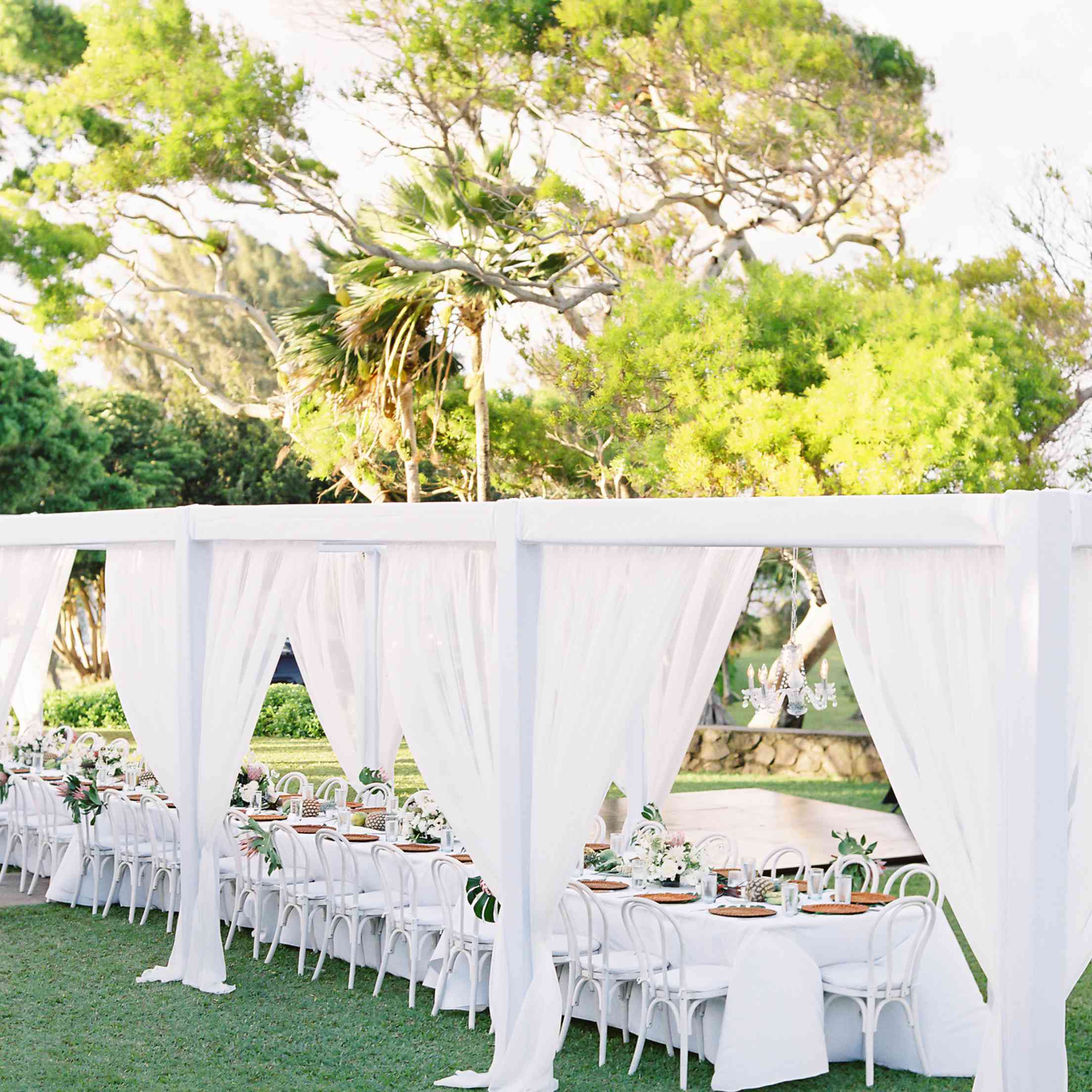 热带毛伊岛婚礼，长盖白色餐桌