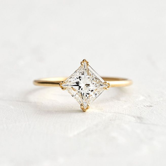 梅兰妮·凯西揭开戒指的面纱