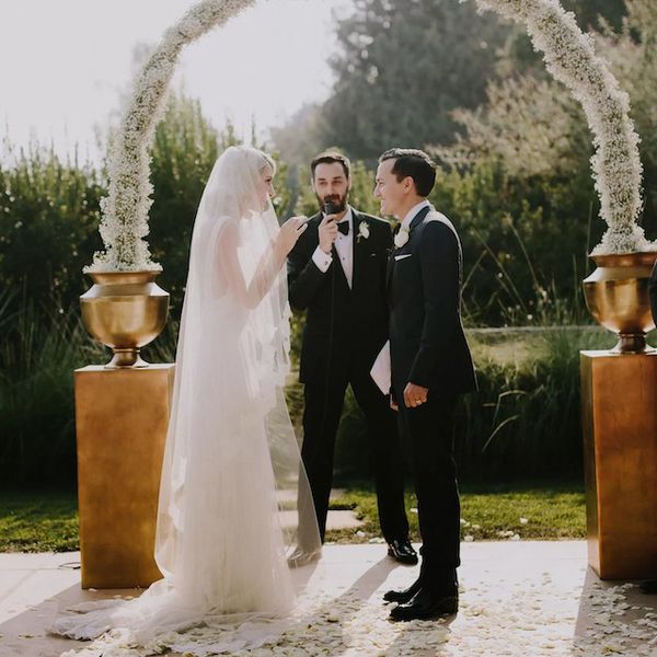 由家庭成员或朋友祝圣的新人