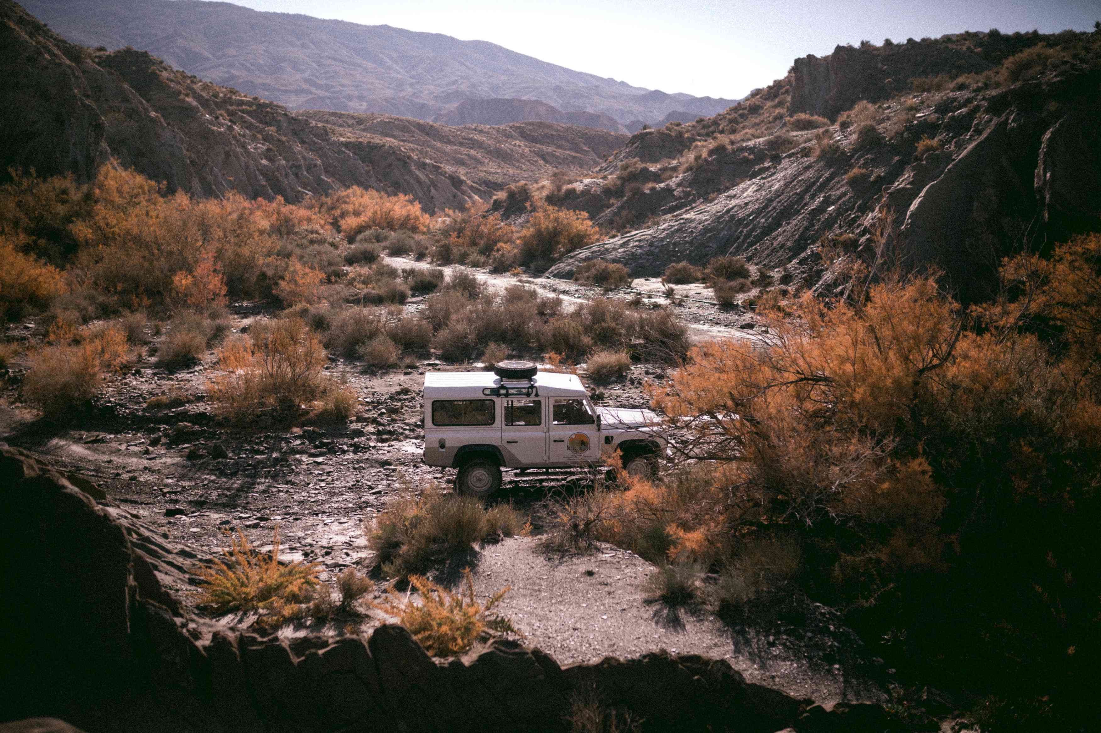 一辆卡车驾驶在西班牙的塔伯纳斯沙漠