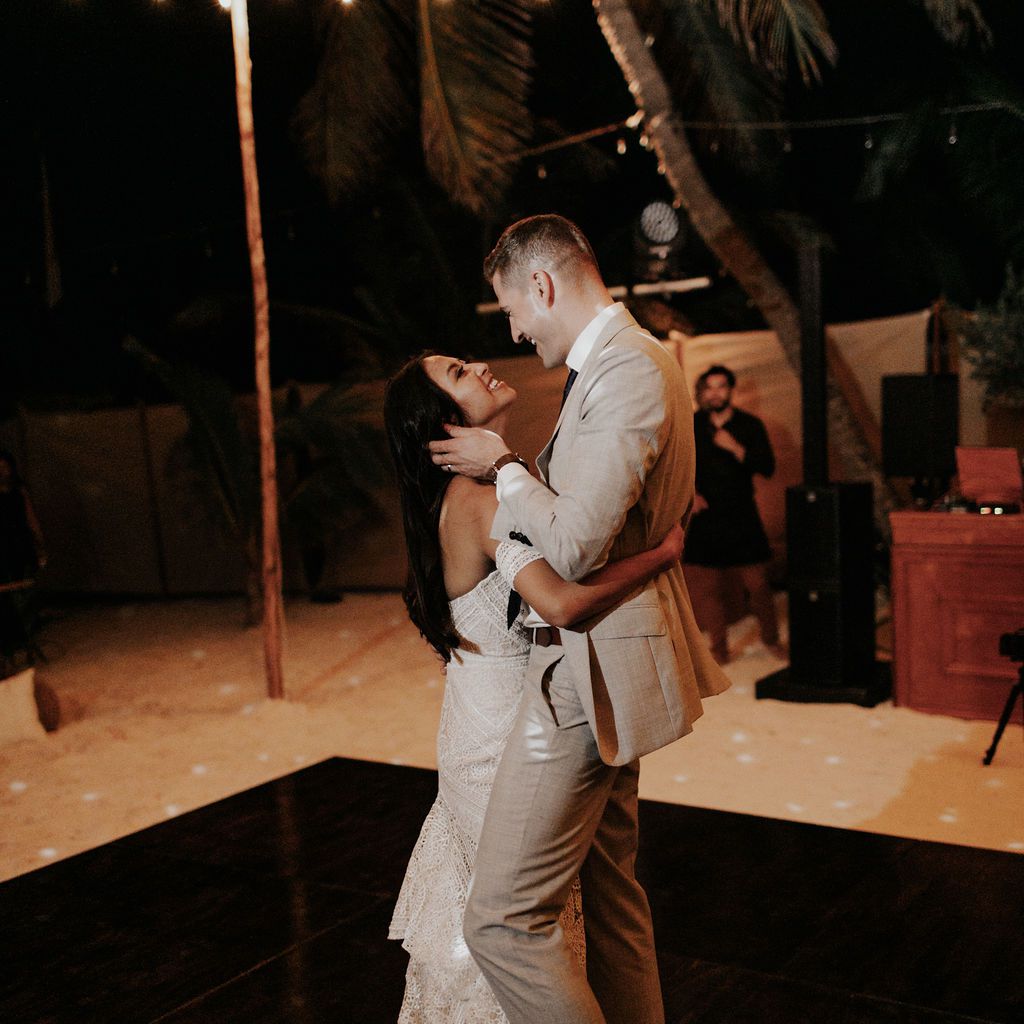 这对新人跳了第一支舞