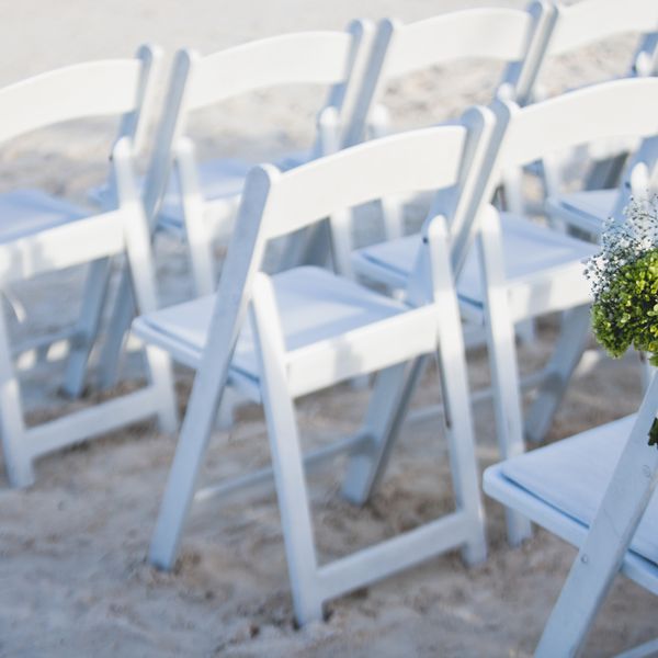 空椅子排列在沙滩上