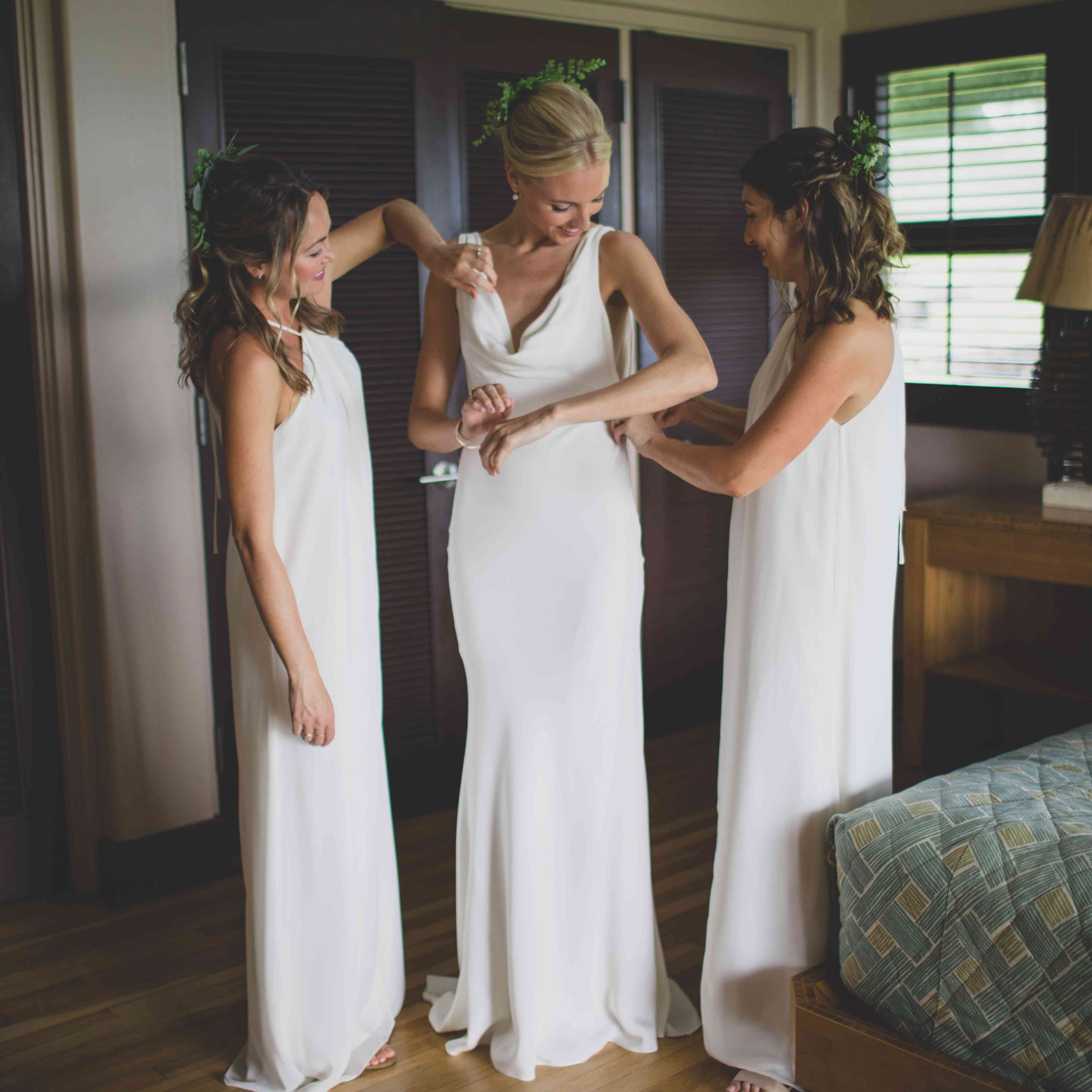 新娘和伴娘一起准备