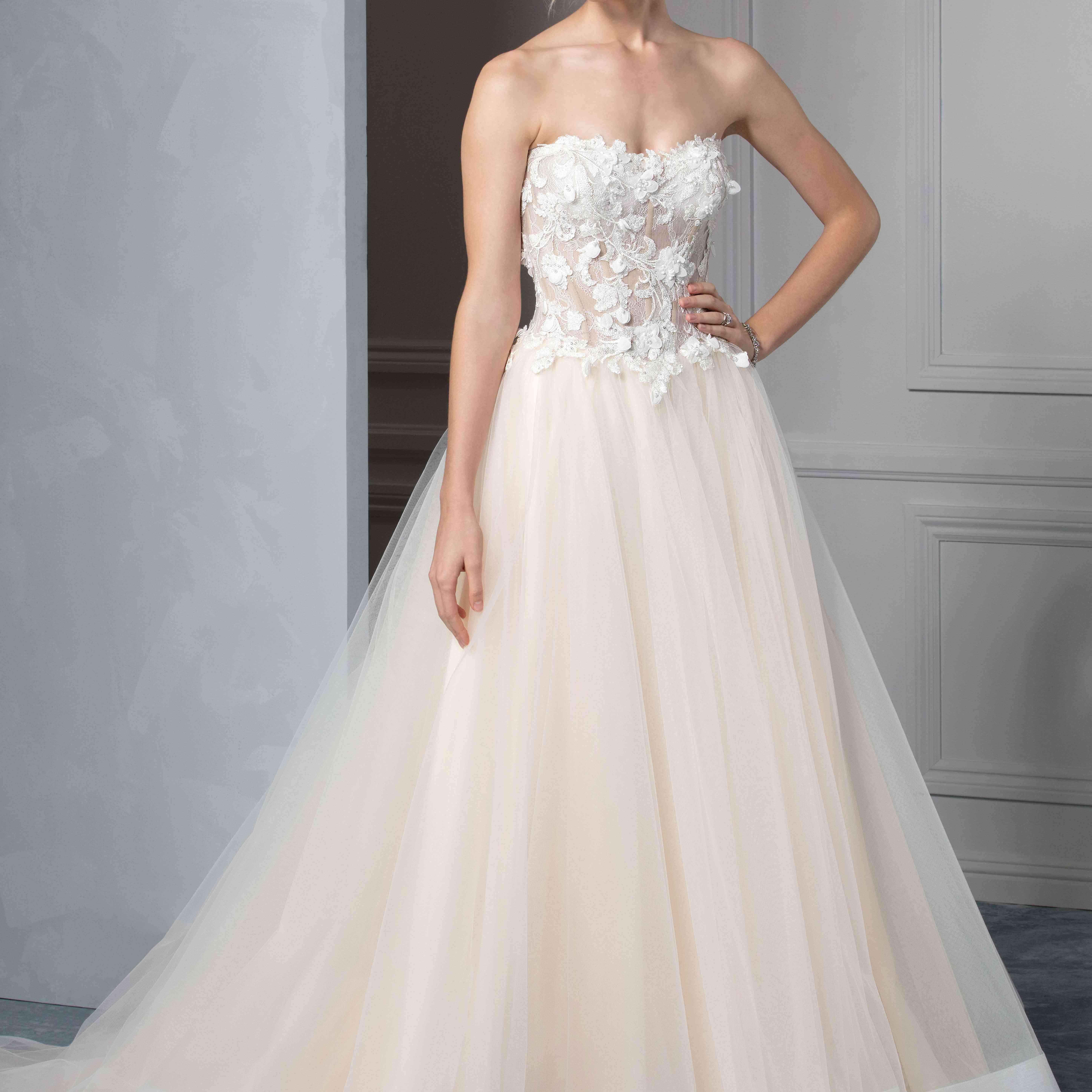 通过宠儿卡萨布兰卡新娘婚纱礼服