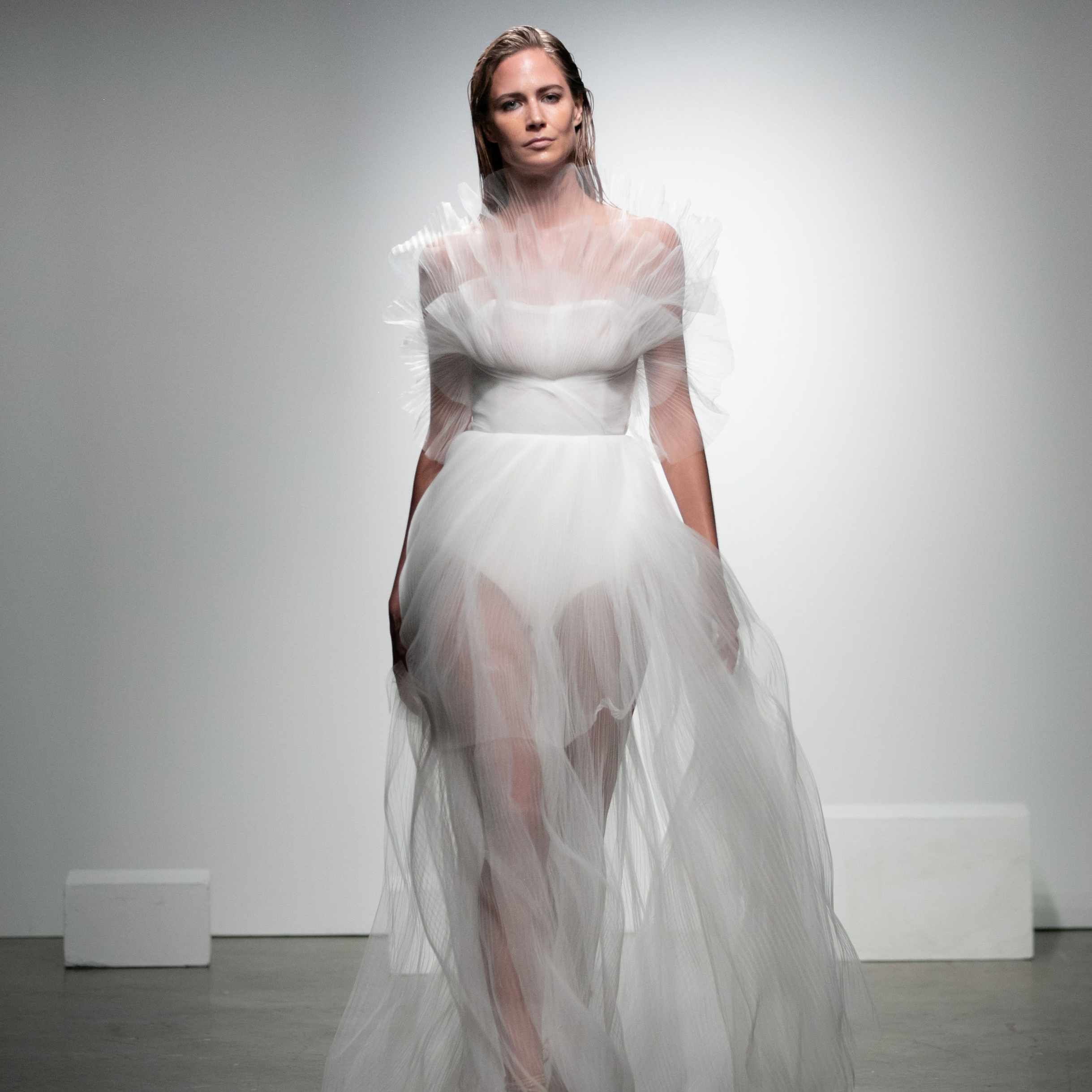 模特穿着紧身连衣裙和透明的褶皱薄纱