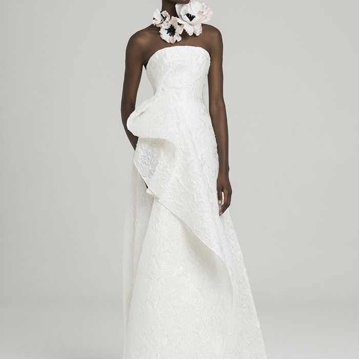 模特身着露肩婚纱垂腰