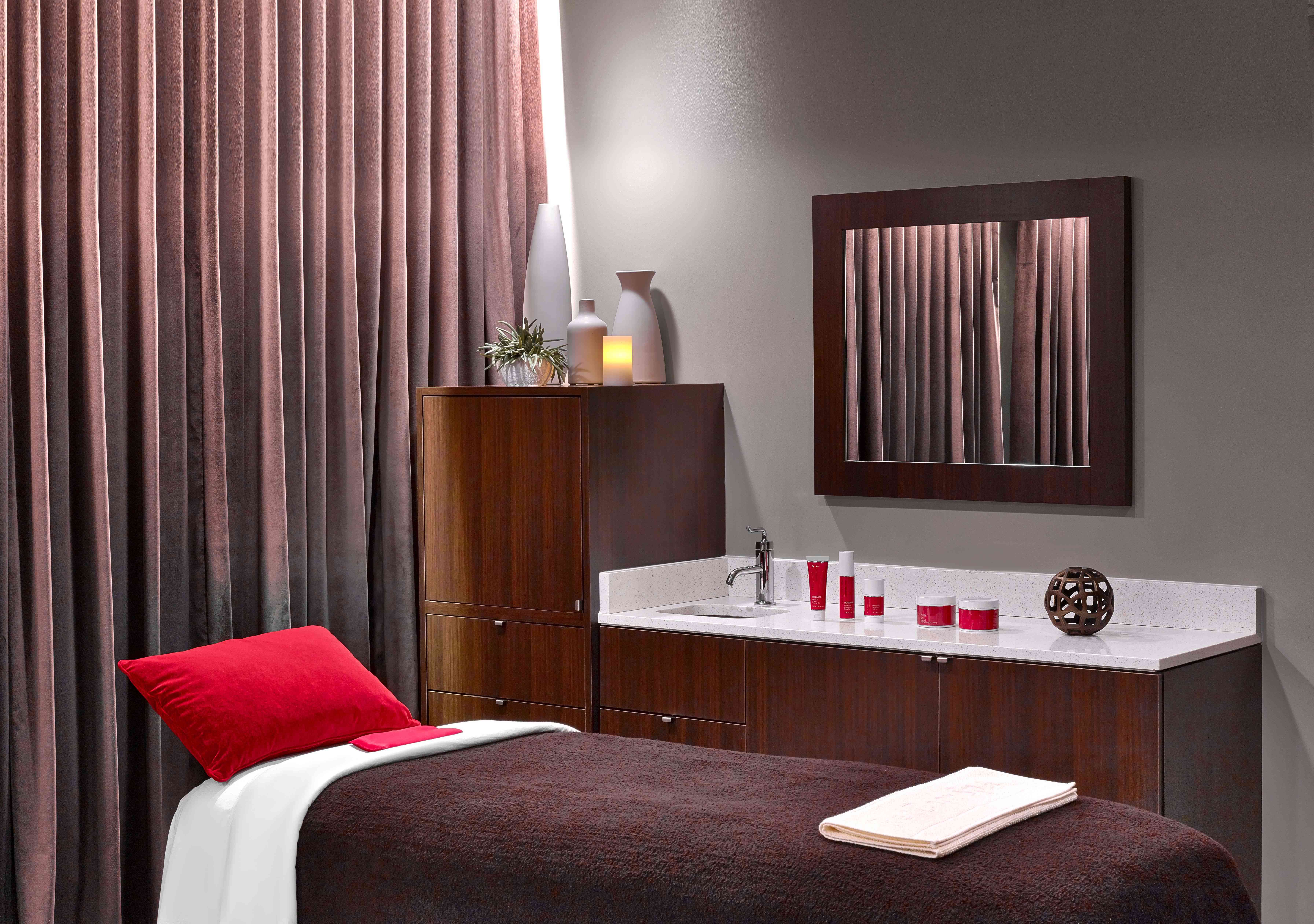 红色门温泉“class=