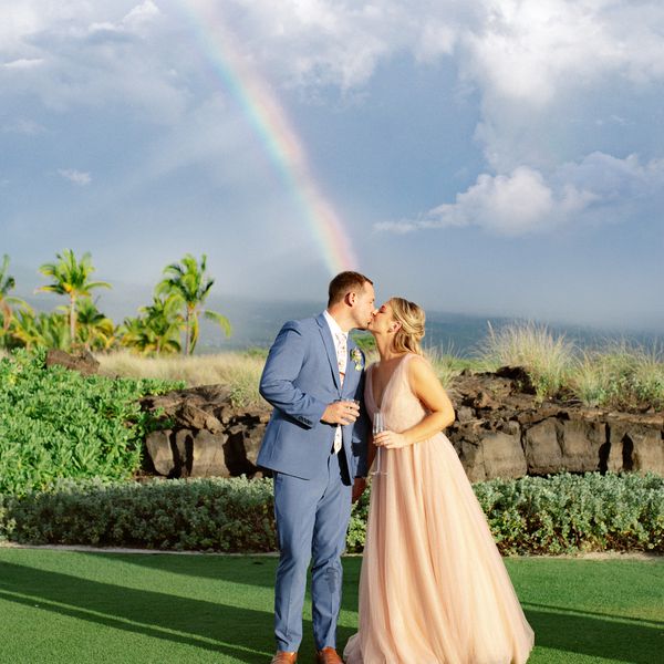 泰勒·怀尔德和凯特琳·木东在夏威夷大岛的Kohanaiki举行了婚礼。