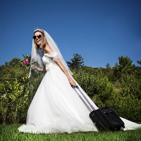 新娘婚纱礼服拉着行李箱