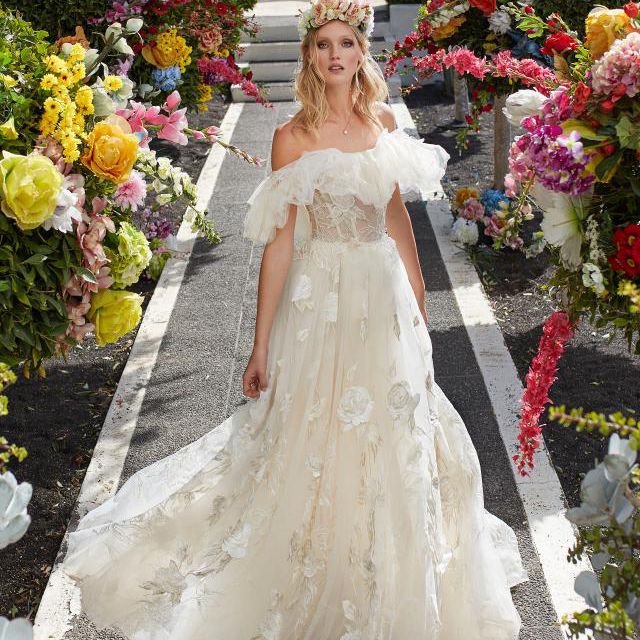 在刺绣模型薄纱与3- d纯粹长礼服玫瑰图案，一个纯粹的胸衣百褶裙和皱褶细节加剧肩部