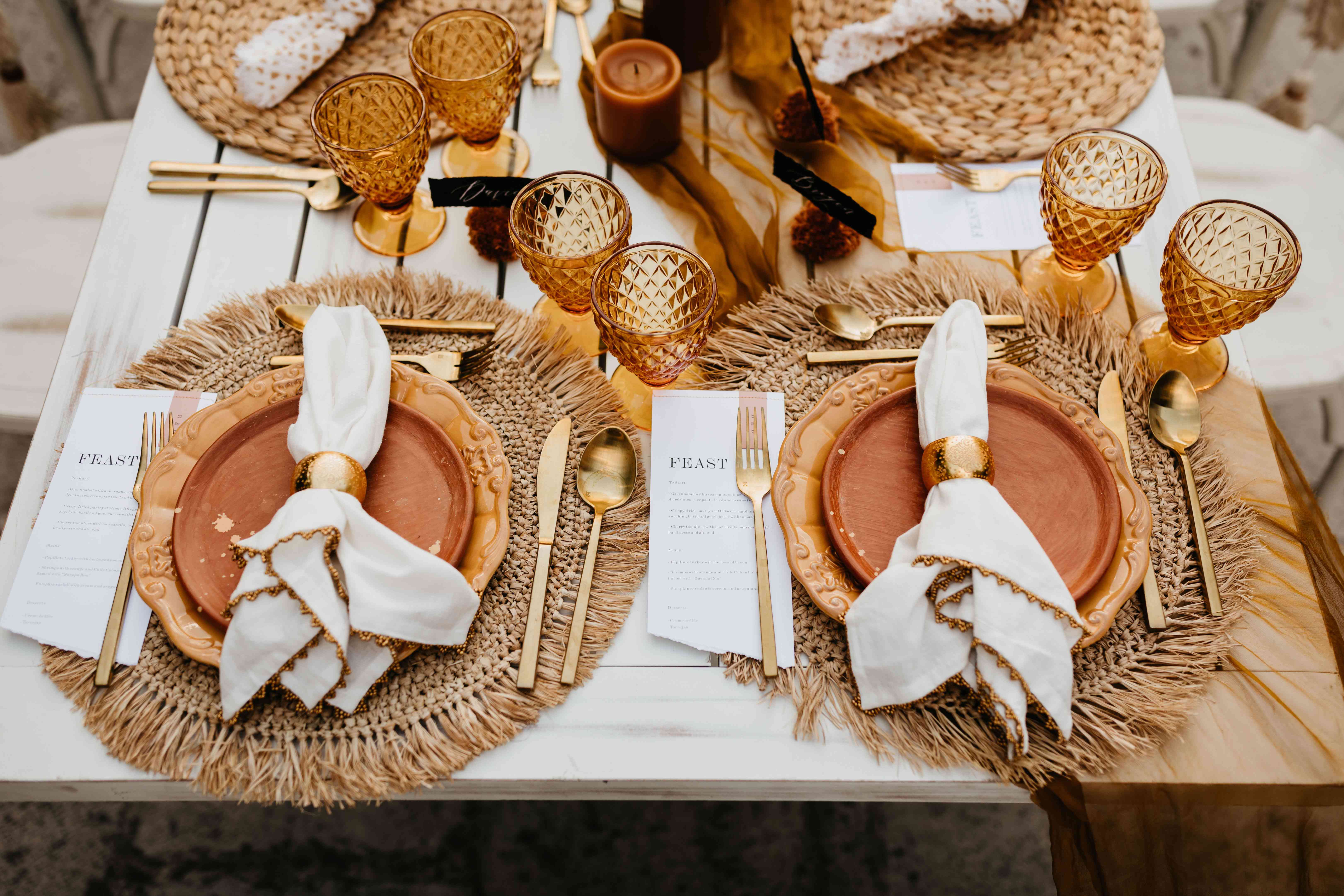 赤土色的秋天婚礼接待桌