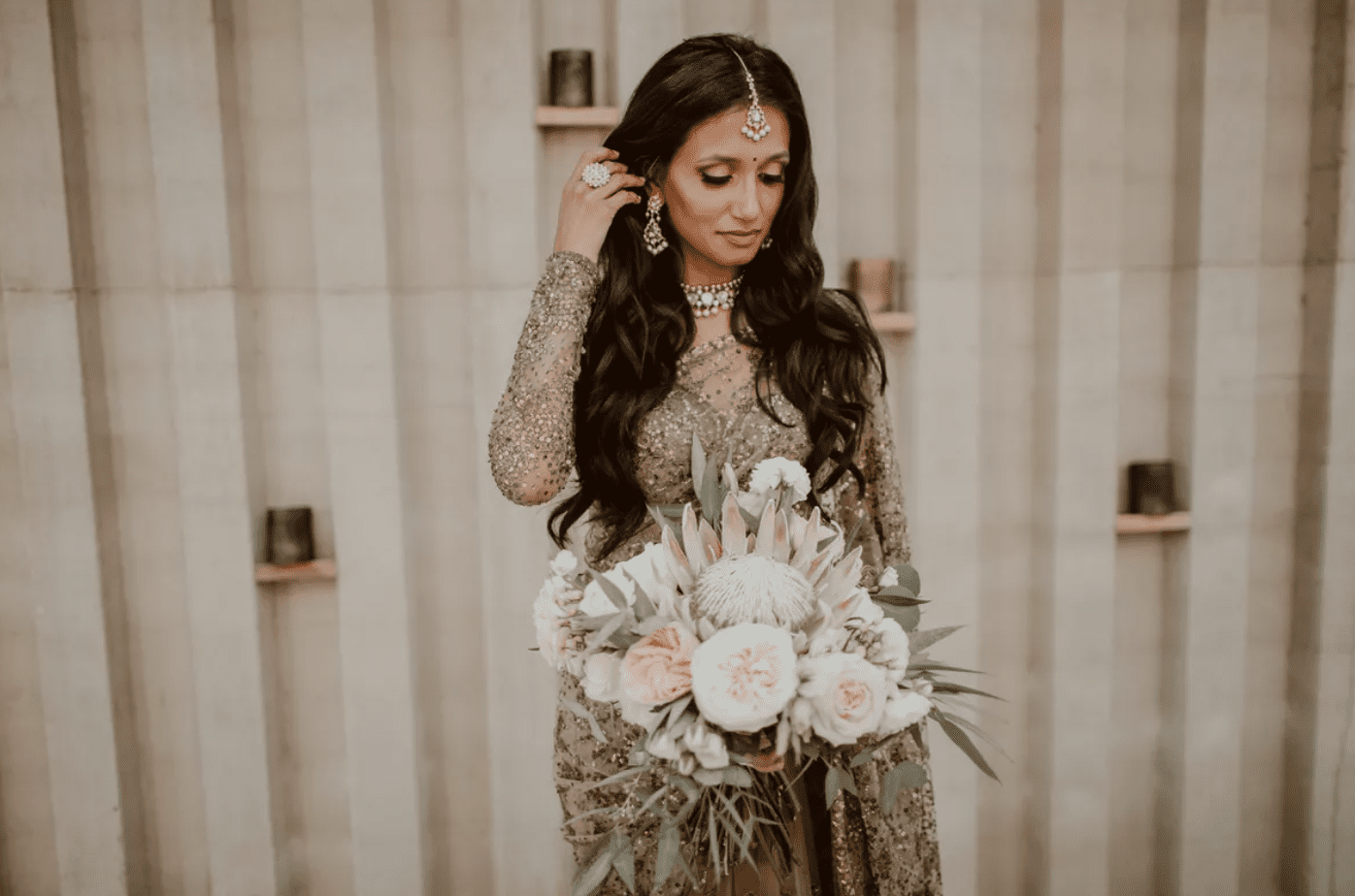 新娘穿着传统的印度结婚礼服