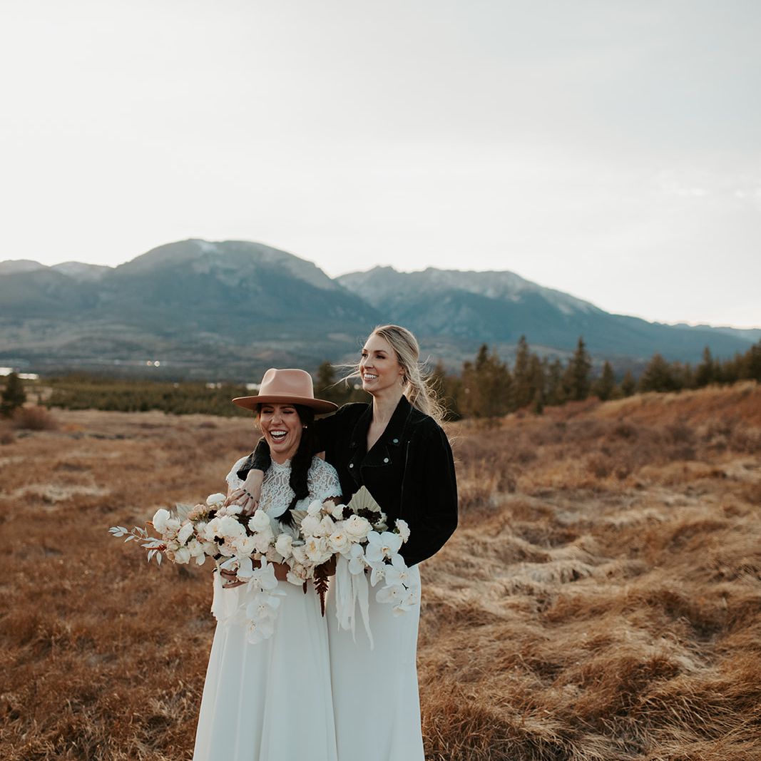 新娘姿势与植物在第二个外观