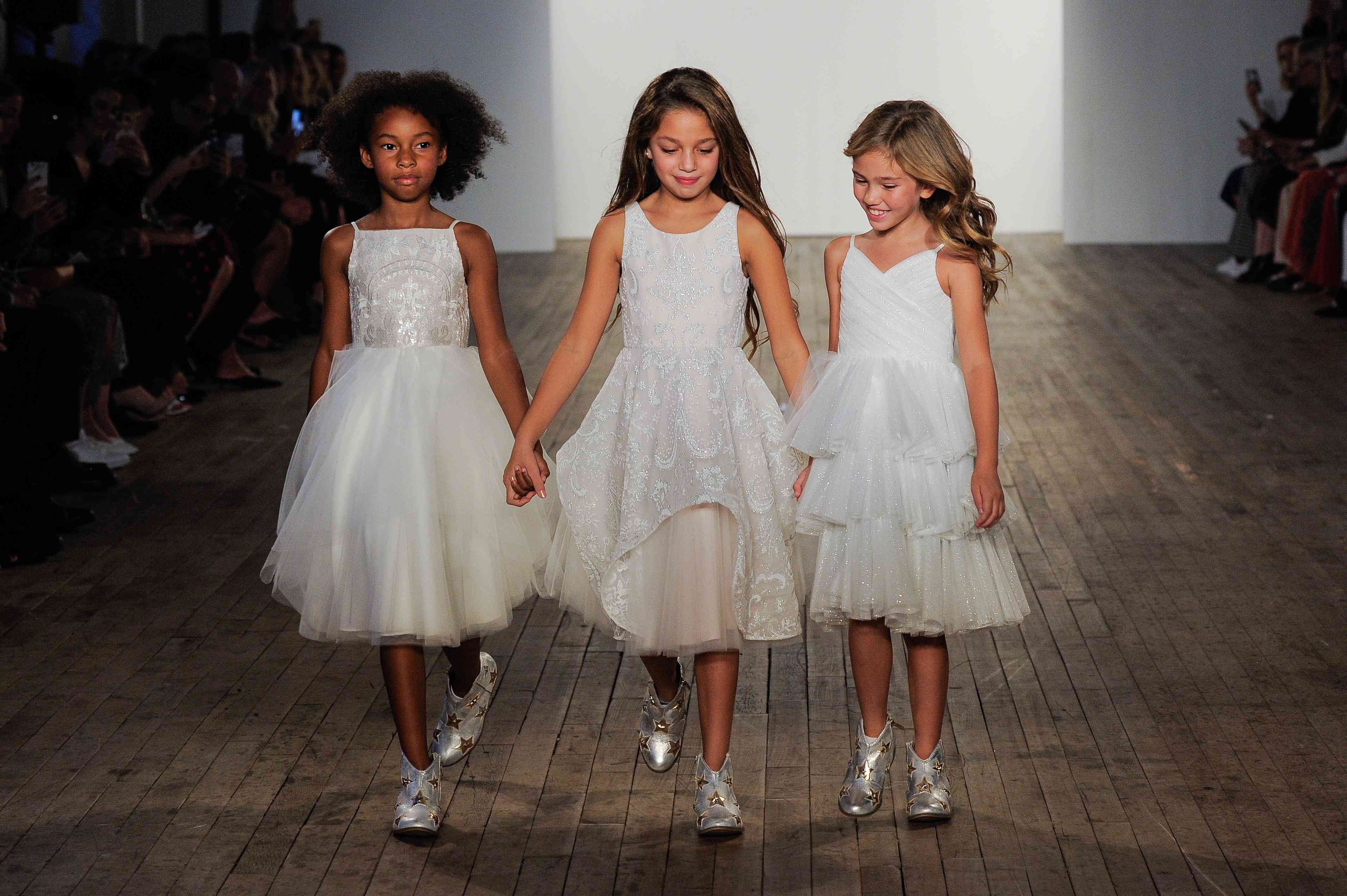 由海莉·佩奇设计的腮红婚纱