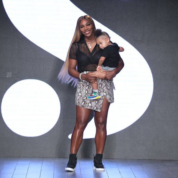 Serena Williams抱着女儿