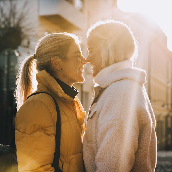 在城市里微笑着摸鼻子的女人