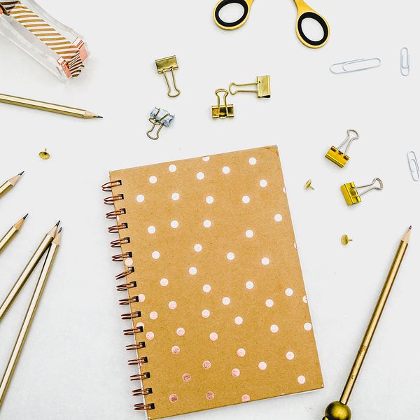 笔记本，固定用品的图像