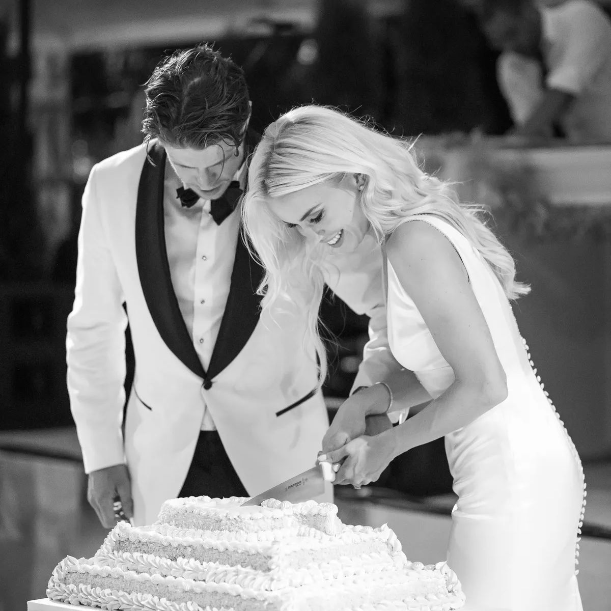 夫妇切冰淇淋蛋糕