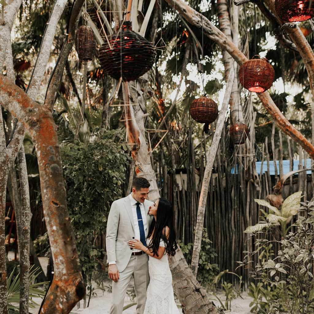 这对新人在婚宴上相聚