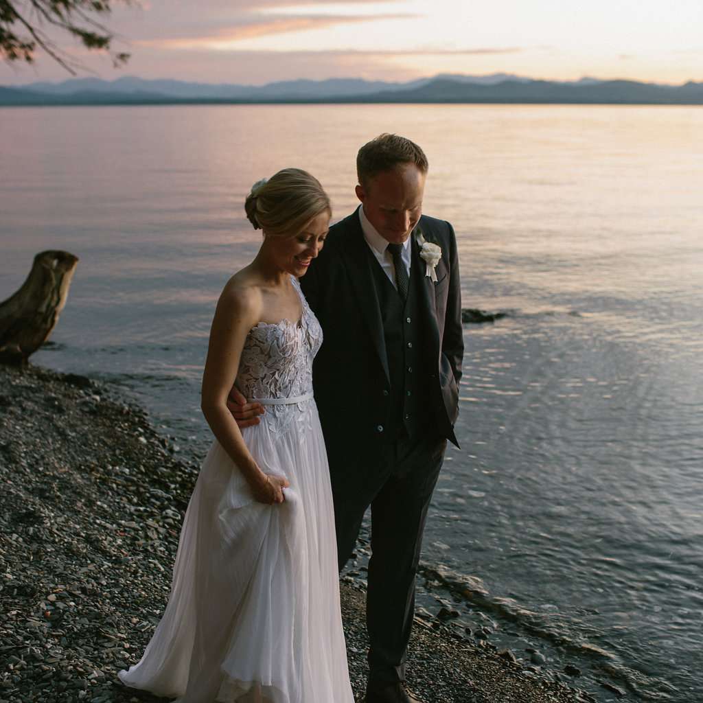 新郎和新娘沿着海滩散步